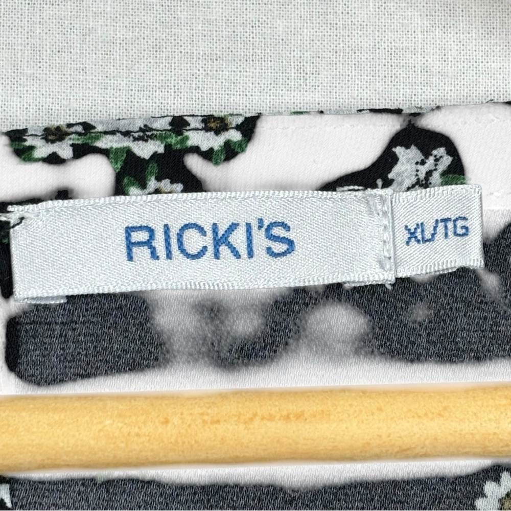 Ricki’s lightweight Black & Delicate White Flower Pattern 3/4 Sleeve Blouse 1X - Picture 5 of 7